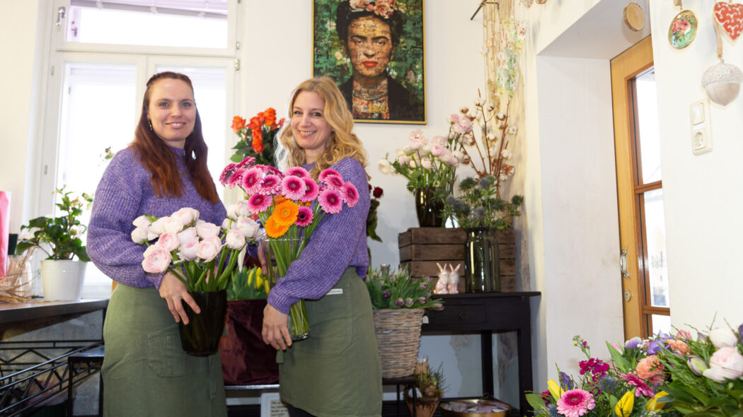 Julia Steinwender und Petra Lammeregger haben beim Zentralfriedhof in Villach gemeinsam das Blumengeschäft „Blütenpoesie“ eröffnet.