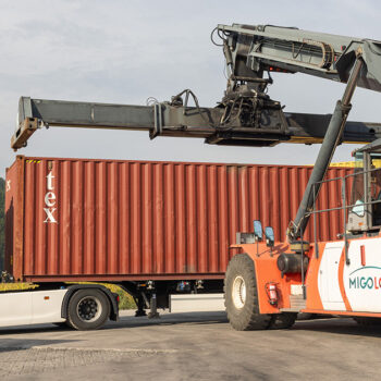 Container verladen: Transporte von Alpe zu Adria mit Migolog