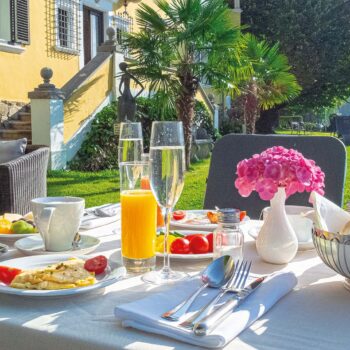 Frühstück im Garten der See-Villa Tacoli.