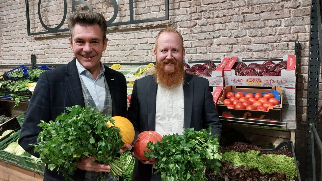 Sorgen dafür, dass Lebensmittel nicht verkommen: Geschäftsleiter Erfried Feichter und Verkaufsleiter Erwin Oberwinkler. Foto