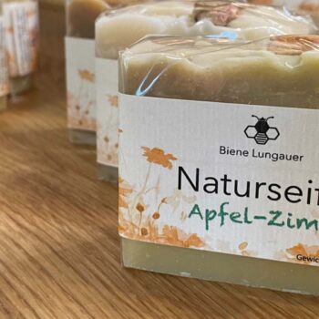 Die Apfel-Zimt-Seife gehört zum Sortiment von Biene Lungauer.
