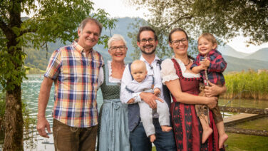 Mehrere Generationen unter einem Dach: die Seniorchefs Hans und Brigitte Winkler mit Sohn Thomas, seiner Frau Silvia und ihren beiden Söhnen.