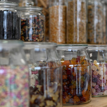 Auch Süßigkeiten sind im Laden in Glasbehältern zu finden.