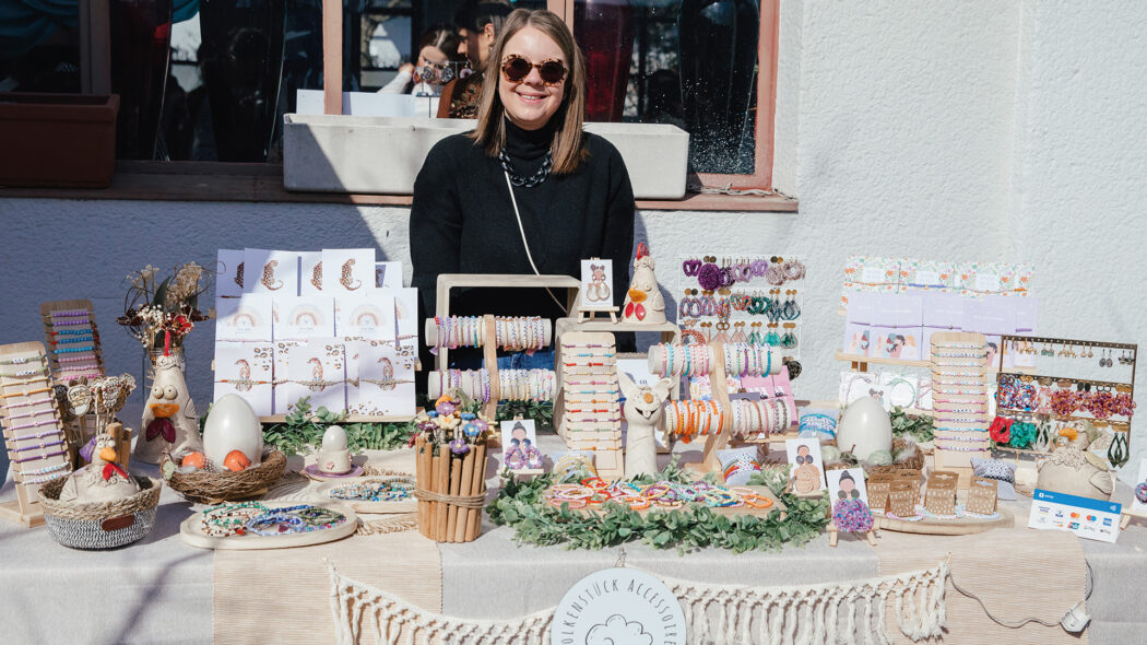 Melanie Rappold ist oft auf Kunsthandwerken anzutreffen. Bekannt ist sie für ihre Armbänder „Wolkenstück Accessoires“.