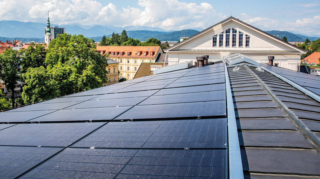 185 Sonnenkraft-Paneele wurden auf dem Dach des Domenig-­Zubaus des Stadttheaters von Vivatro verbaut. Damit sollen zwölf bis 13 Prozent des Eigenbedarfs gedeckt werden.