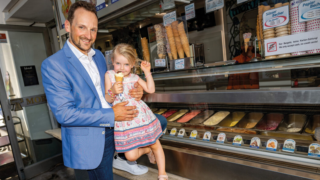 Tom Truppe mit seiner vierjährigen Tochter Ella. Der Handlauf und das kleine Podest dienen den Kindern zum Gustieren.