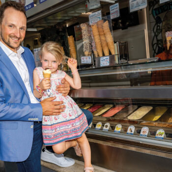 Tom Truppe mit seiner vierjährigen Tochter Ella. Der Handlauf und das kleine Podest dienen den Kindern zum Gustieren.