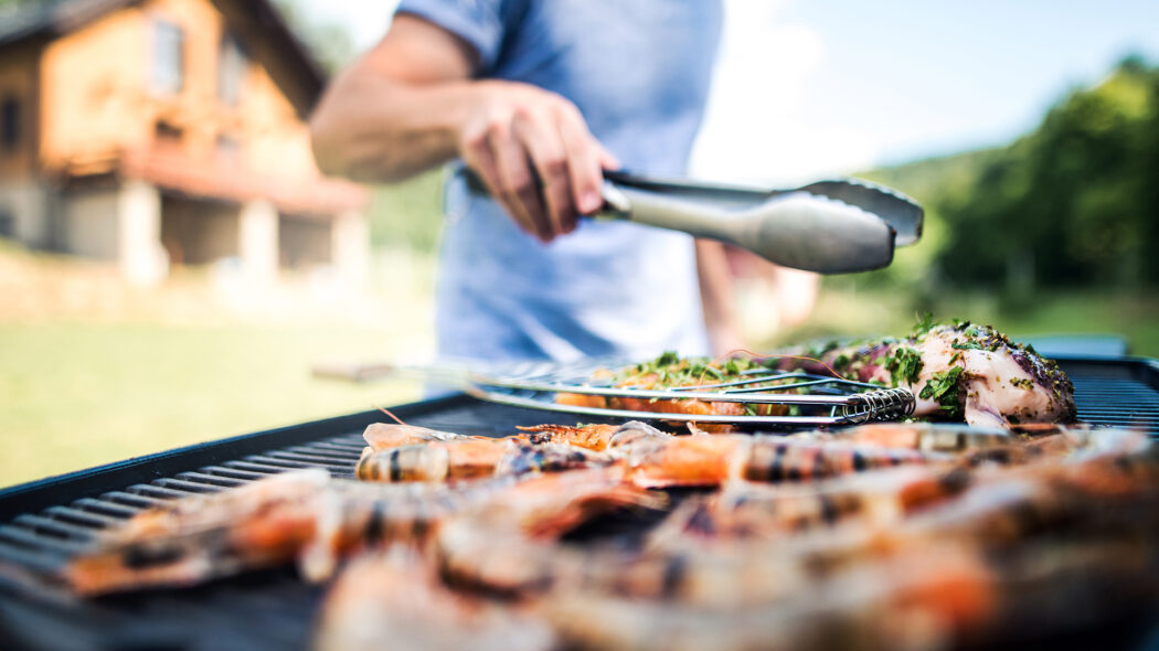 Neben den Klassikern wie Fleisch und Wurst dürfen auch Fisch, Gemüse oder vegetarische Alternativen auf keinem Grill fehlen.