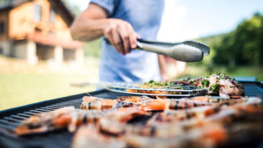 Neben den Klassikern wie Fleisch und Wurst dürfen auch Fisch, Gemüse oder vegetarische Alternativen auf keinem Grill fehlen.