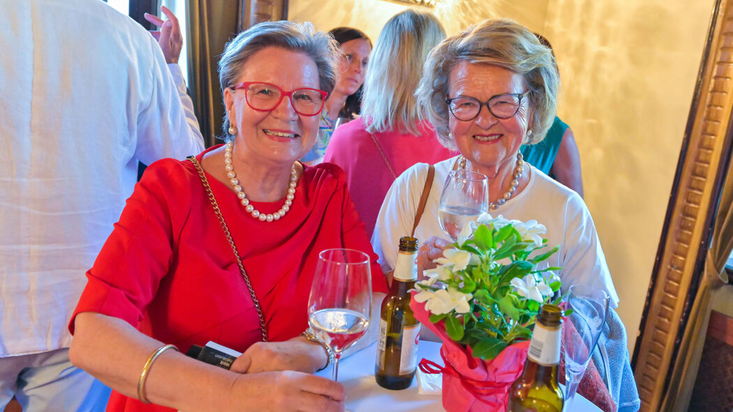 Wirtschaftsempfang-Schloss Porcia-zwei Damen im Saal