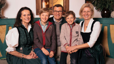 Verbindet Tradition und Nachhaltigkeit im Trattlerhof: Jakob Forstnig (Mitte) mit seiner Familie.