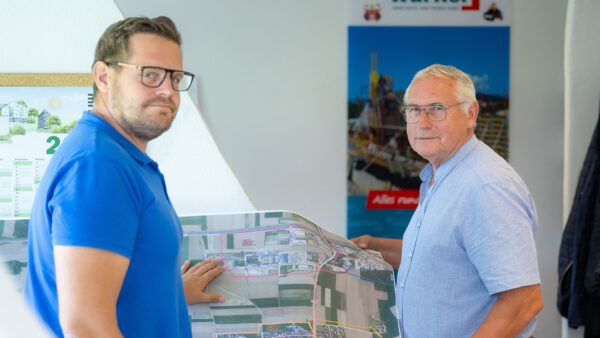 Hochbau-Bauleiter Thomas Omelko bei der Projektbesprechung mit ­Lukas Würfler: Das Unternehmen ist im Hoch- und Tiefbau breit aufgestellt.