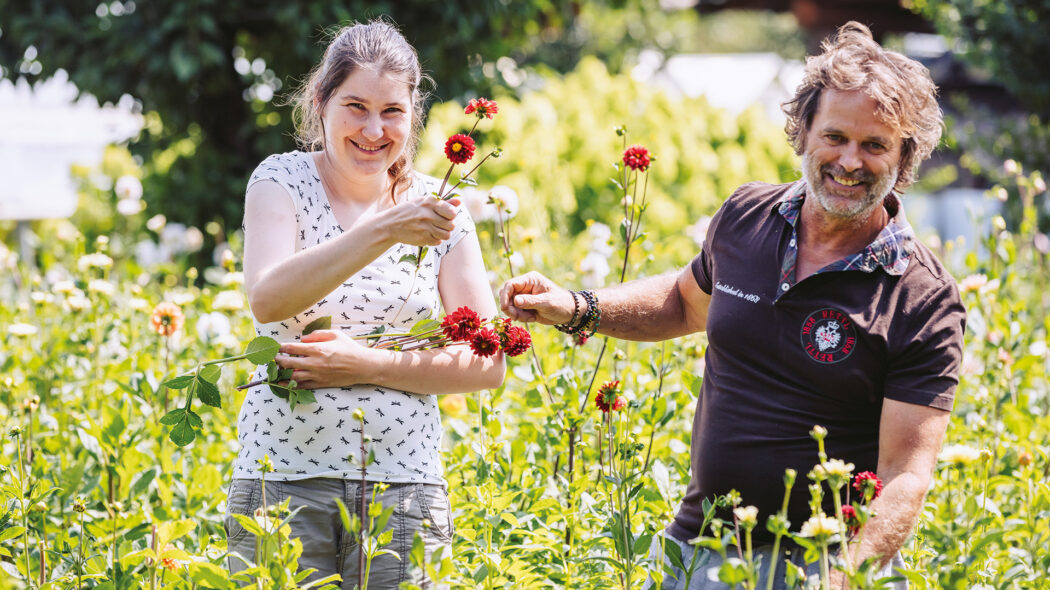 Eine von Editha Maurers Aufgaben ist es, die Blumen zuzuschneiden, so Hubert Marko.