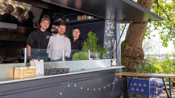 Julian Raudaschl, Samuel Jammer und Elena Secky in ihrem Seetruck.