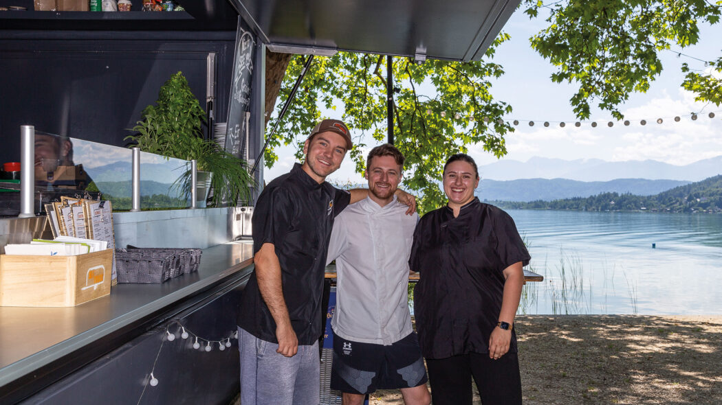 Julian Raudaschl, Samuel Jammer und Elena Secky von Seetruck haben den Wörthersee stets im Blick.