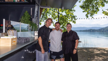 Julian Raudaschl, Samuel Jammer und Elena Secky von Seetruck haben den Wörthersee stets im Blick.