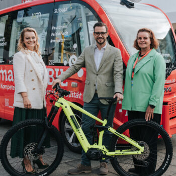 Beim Testen: Organisatorin Chris­tiane Holzinger, Landesrat Sebastian Schuschnig und Spartenobfrau Elisabeth Rothmüller-Jannach.