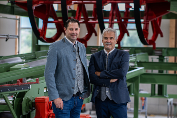 Starkes Duo: Sohn Peter und Vater Peter Spendier in der Fertigungshalle. Hier werden die bestellten Anlagen aufgebaut, getestet, abgebaut und für den Versand vorbereitet.