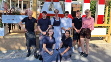 Die KTS-Schüler vor dem Österreich-Haus bei den Olympischen Spielen.