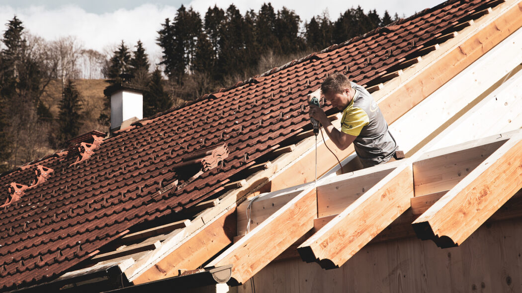 EaK-Holzbau Walder-Mitarbeiter am Dach