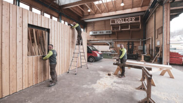 Bevor es auf die Baustellen geht, wird in der Werkshalle alles vorbereitet. Die Aufträge reichen von klassischen Zimmerer-Arbeiten bis hin zu Einfamilienhäusern.