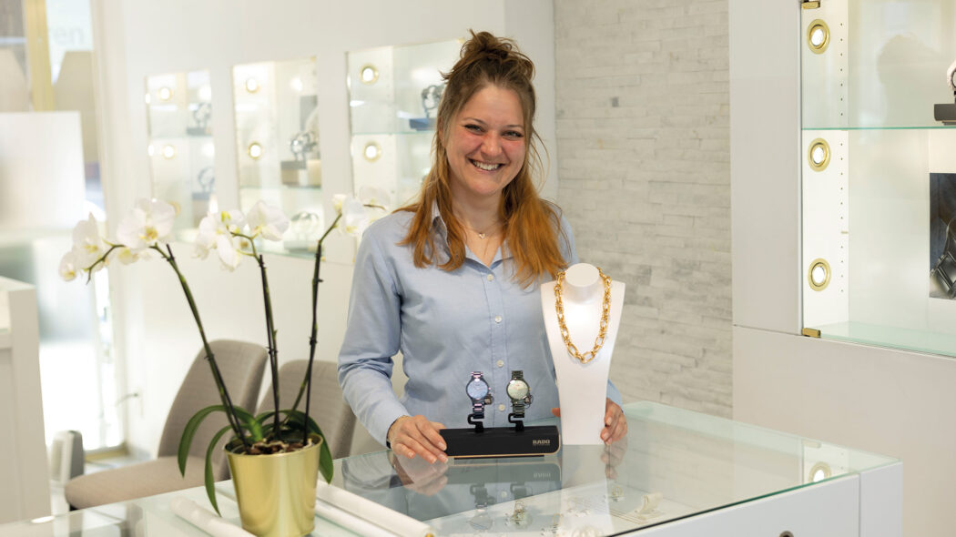 Claudia Zechner zeigt eine 18-Karat-Goldkette mit raffiniertem Verschluss und Diamant. Neben Schmuckstücken werden ausgewählte Uhrenmarken angeboten.