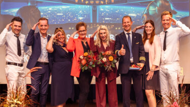 Auf der Bühne beim FrauenWirtschaftsForum: Christopher Weiss, Raiffeisen Marketing, RLB-Vorstand Manfred Wilhelmer, Tanja Telesklav, Landesgeschäftsführerin FiW, Astrid Legner, WK-Vizepräsidentin und Landesvorsitzende FiW, Moderatorin Martina Klementin, Pilot und Speaker Philip Keil, Lynnette Kaus-Hübl, Raiffeisen Club Kärnten, Gernot Matschnig, Raiffeisen Landesbank.