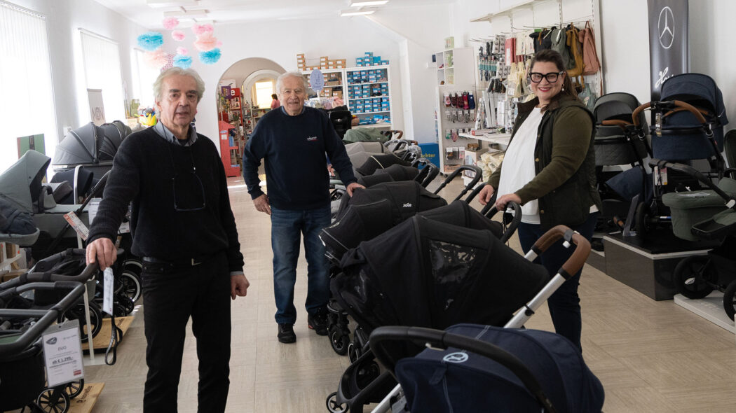 Sehen in den Kindern unsere  Zukunft:  Werner Schmid (links) mit Bruder Günther Schmid und Tochter Nora Widmann. Insgesamt hat der Betrieb acht Mitarbeiter.