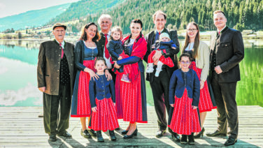 Vier Generationen der Familie Palle auf einen Blick: Thomas, Erika, Siegfried, Barbara, Erland, Thomas mit Freundin Mona sowie Erlands und Barbaras Töchter Aurelia, Mathilda, Florentina und Helena (von links).