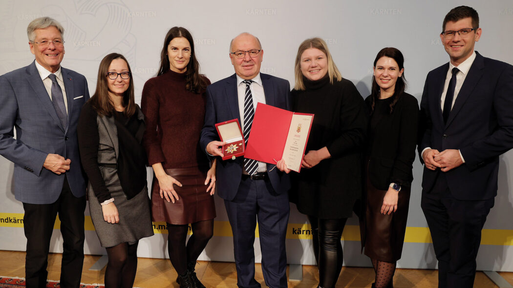 Erwin Figge (Mitte) wurde mit dem Großen Ehrenzeichen des Landes Kärntens ausgezeichnet. Es gratulierten: Peter Kaiser, Ines Tebenszky, Claudia Blasi, Christina Scherzer, Corina Thalhammer und Martin Gruber.