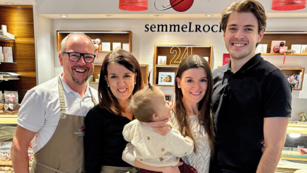 Erich Semmelrock (links) mit Familie, Konditorei Semmelrock, Hermagor