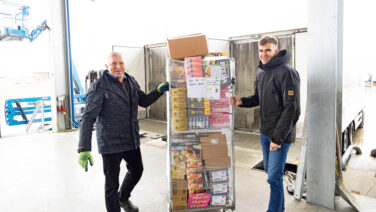 Da fast alle Mitarbeiter unterwegs sind, geht es tagsüber am Firmenstandort recht ruhig zu. Roman Jaritz hilft Fahrer Andreas Fleischhacker beim Ent­laden.