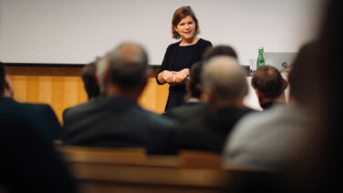 Ingrid Brodnig sprach beim Treffpunkt über Fake News, KI und falsche Behauptungen.