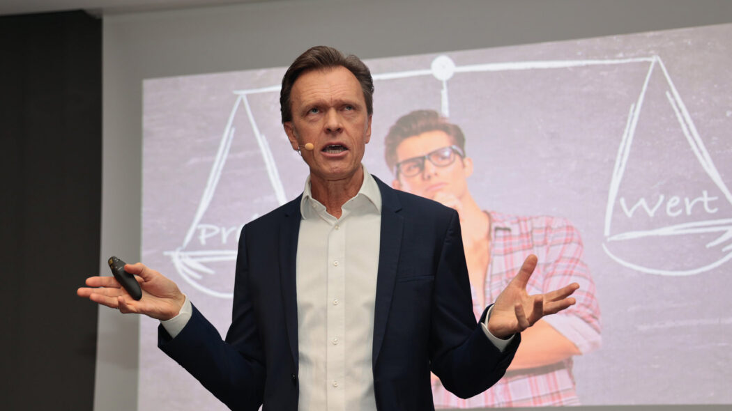 Unternehmer, Business-Coach und Keynote-Speaker Roman Kmenta verriet in seinem Vortrag Strategien und Tipps um für Kunden oder Gäste wertvoller zu sein.