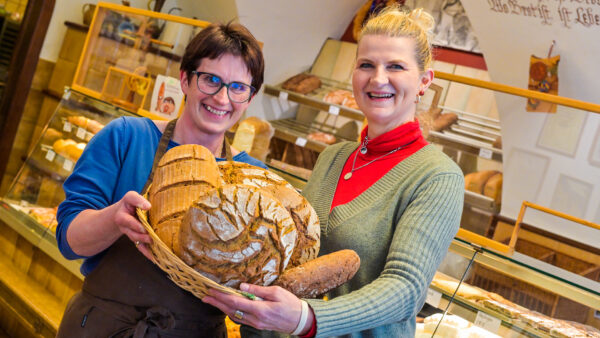 Evi Pirker und Herma Verhovnik sorgen für das Wohl der Kunden und verkaufen rund 100 verschiedene Produkte, die alle in der Bäckerei Jury produziert werden.