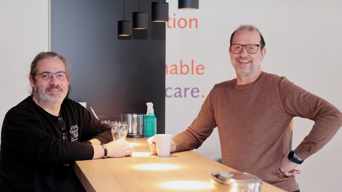 Gemeinsame Pause: Axel Ebner und Markus Ebner im Aufenthaltsraum.