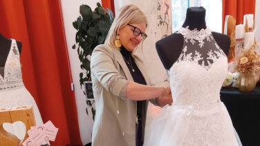 Barbara Lippitsch aus Köttmansdorf vermittelt Second-Hand-Brautkleider.