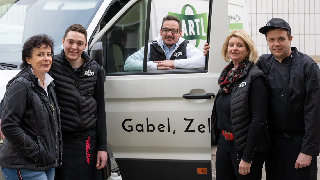 Otto Partl (Mitte) mit seinen Mitarbeitern. Seit der Pandemie bietet er auch Essen auf Rädern an.